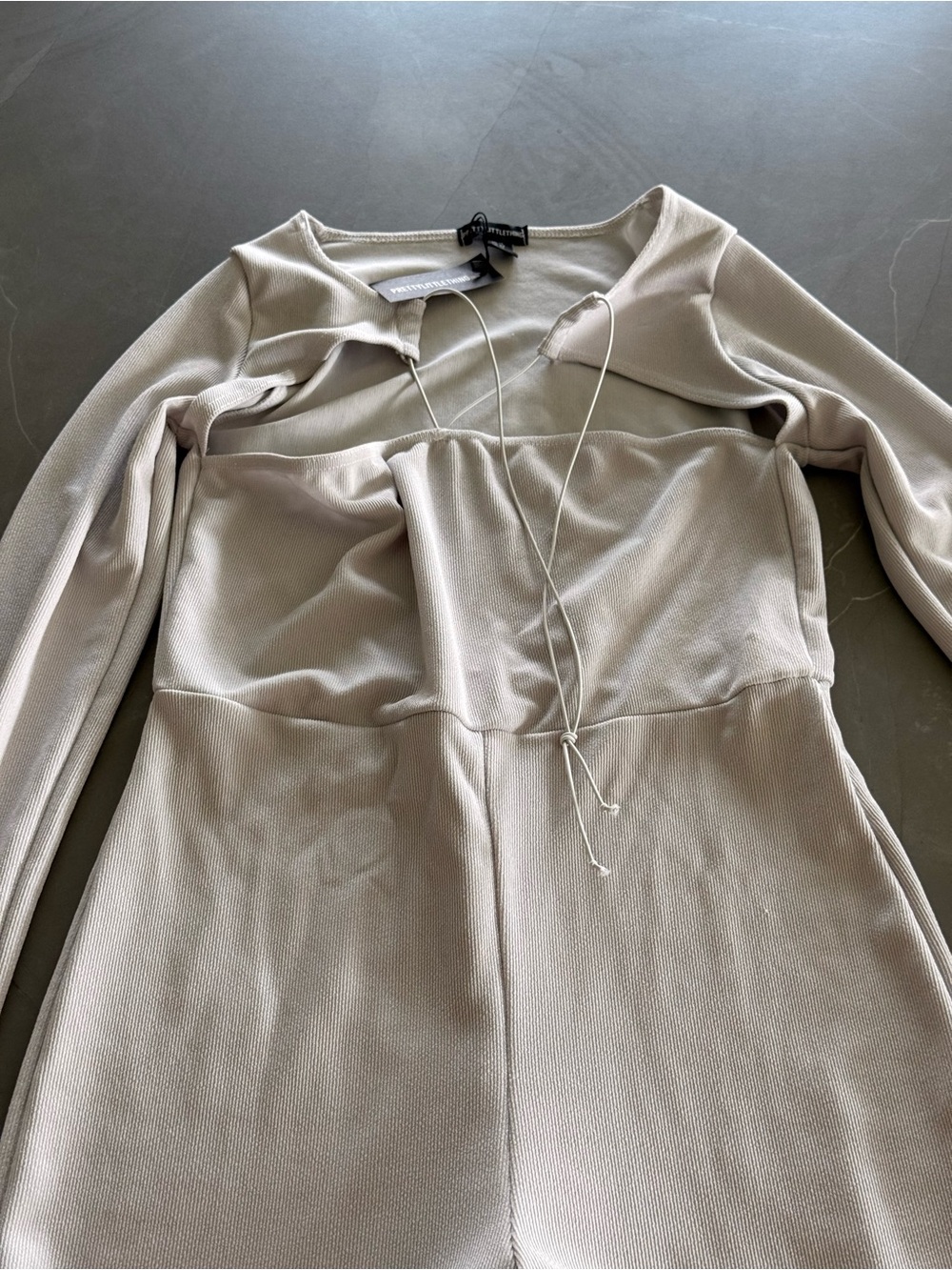 PrettyLittleThing Light Gray Long Sleeve Lace-Up Bodysuit - Picture 5 of 5
